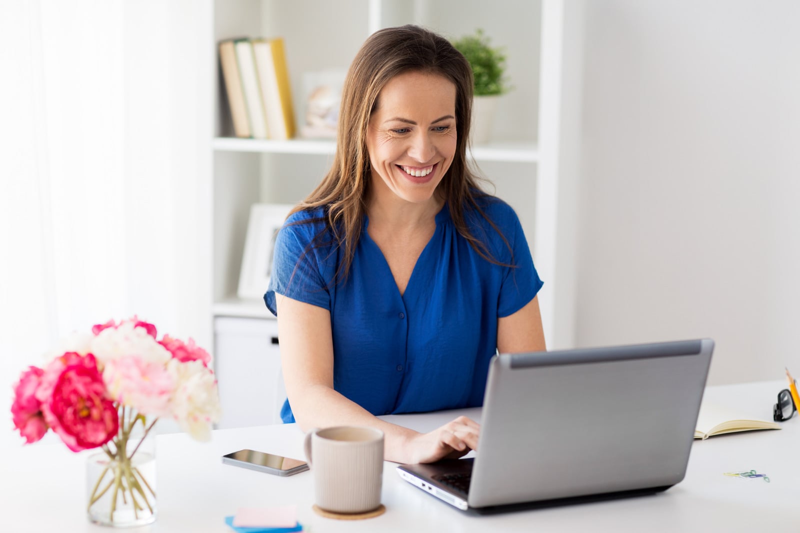 Beraterin arbeitet digital mit TEXISION am Laptop
